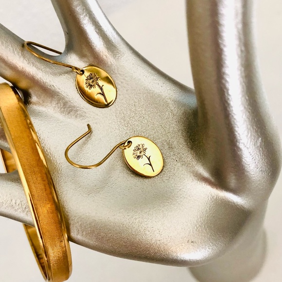 Vintage Signed Bracelet & Dainty Etched Flower Earrings - Picture 10 of 11